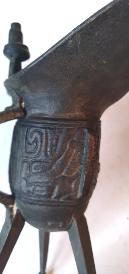 Antigua copa de vino china antigua de hierro fundido con patas Foto 2 de 4