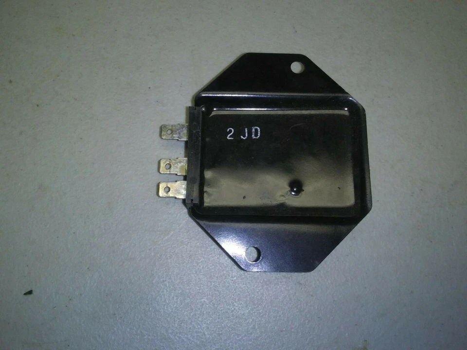 Aston Martin DB6 1966-1970, DBS 12 voltios regulador de voltaje de tierra negativo Foto 2 de 2