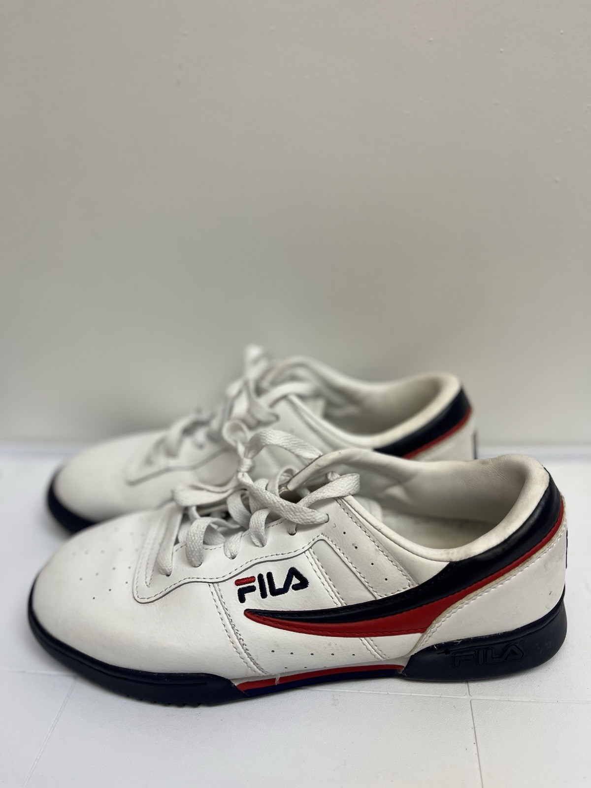 Fila Men’s 9.5 White/Navy Blue/Red Sneakers Casual Athletic Sporty Shoes