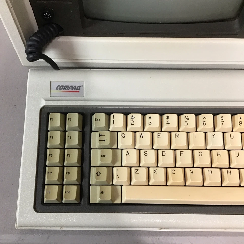 Computadora portátil Compaq modelo 101709 vintage. Encendido. Tal cual. Solo piezas. Foto 3 de 4