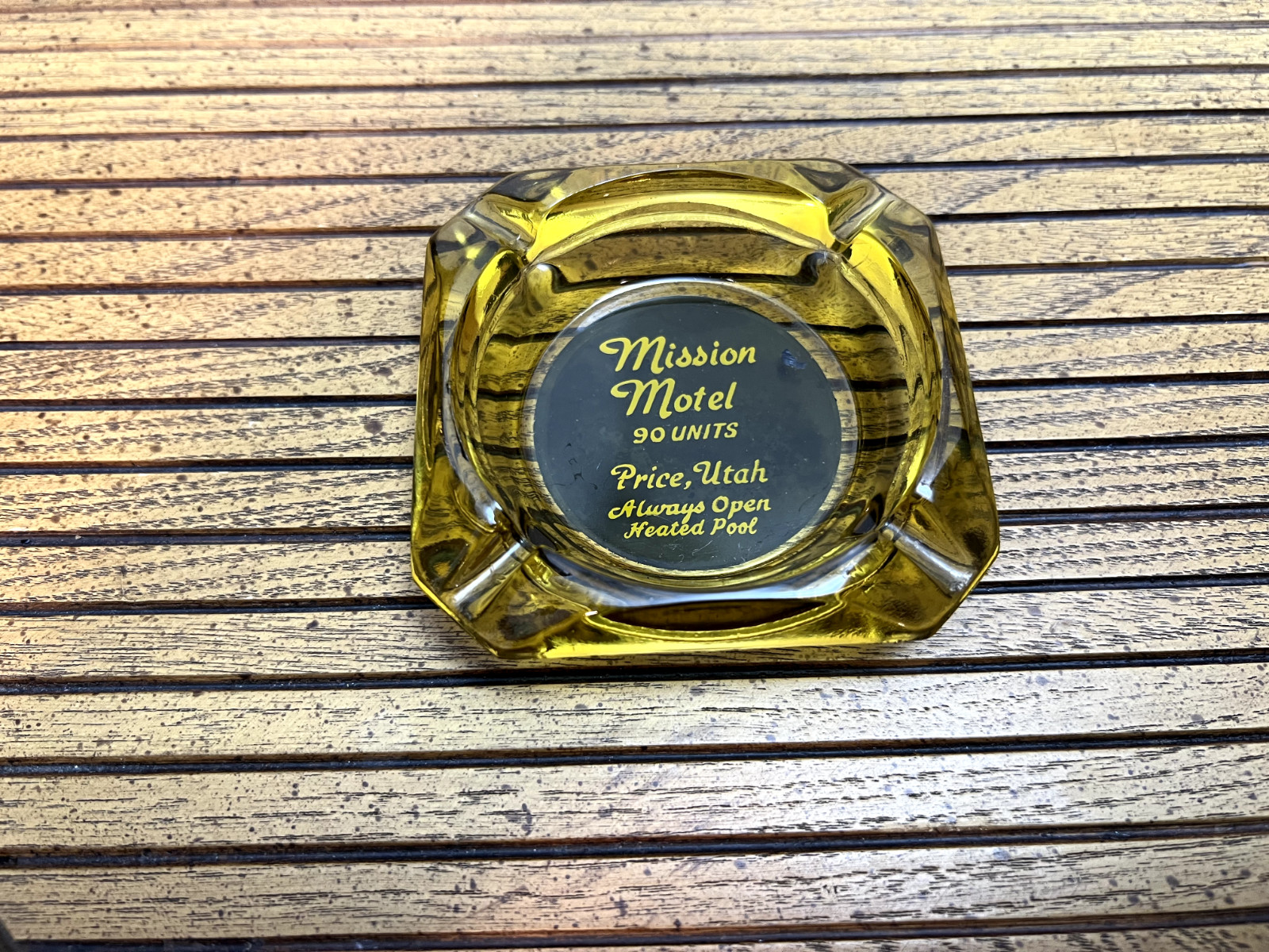 Cenicero de vidrio ámbar vintage Mission Motel Price, Utah 90 unidades piscina siempre abierta