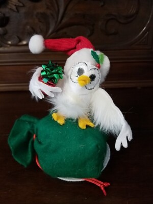 Annalee Owl in Hat Sitting on Bag w/Present 2015 Christmas 6'' h x 5'' l Snowy Owl
