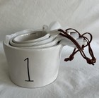 Rea Dunn 4er Set Stapelmessbecher mit Lederschnüren. Nagelneu