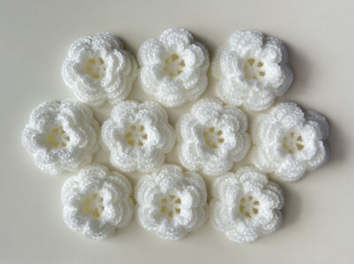 10 neue gehäkelte 3 D Blumen Handarbeit weiß Gr. 7/8 cm
