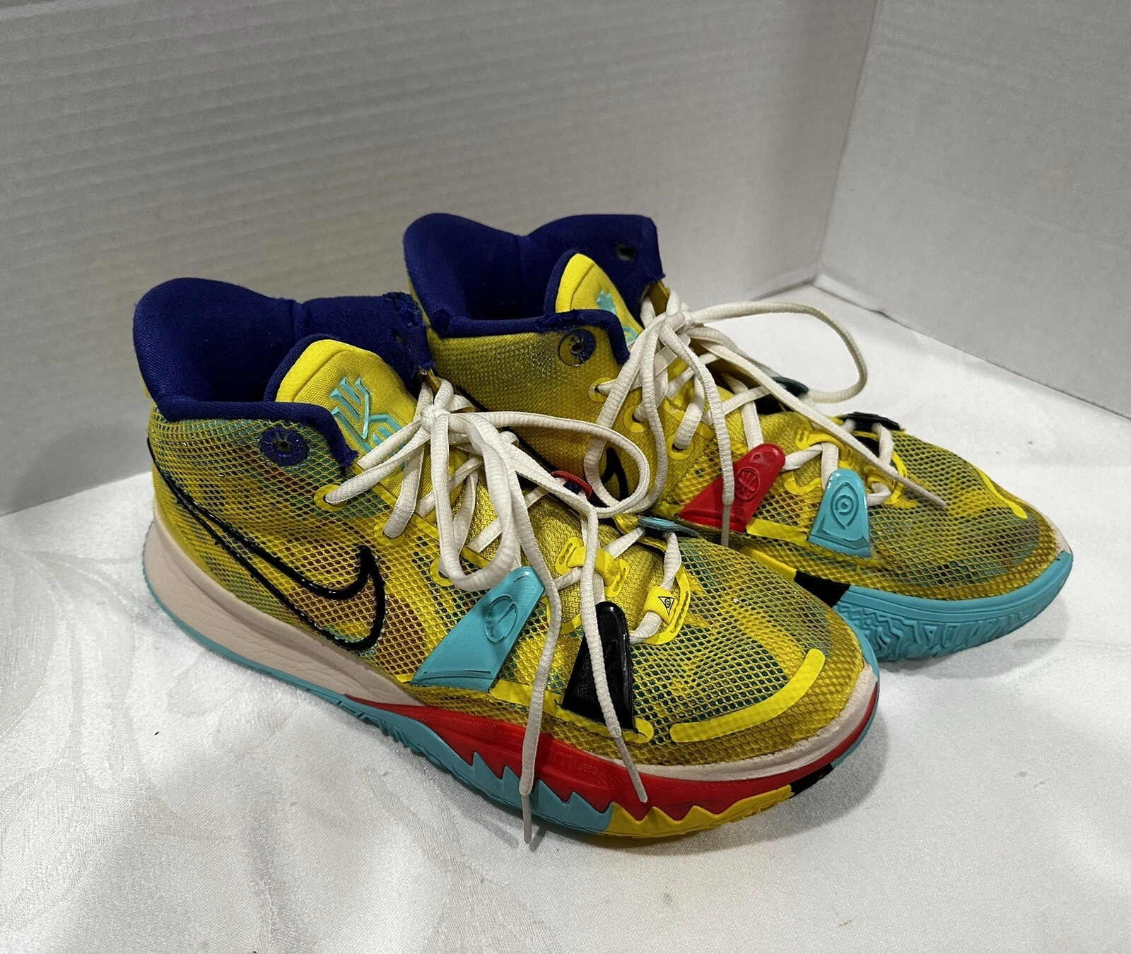 Nike Kyrie 7 '1 World 1 People' Yellow Strike Uomo Usate CQ9326 700 Taglia 7 ??