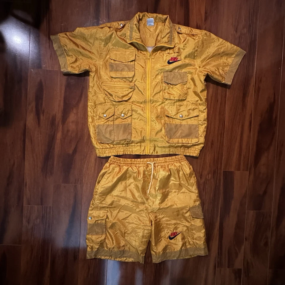 Conjunto de Pantalones Cortos Camisa Utilitaria Vintage Años 70 Nike EE. UU. Amarillo Nylon Bolsillos de Malla L RARO Foto 2 de 4