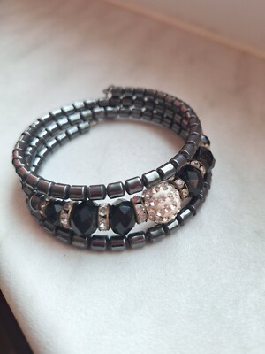 Verrstellbares boho chic schwarz grau weiße Perlen Armband mit Strasssteinen