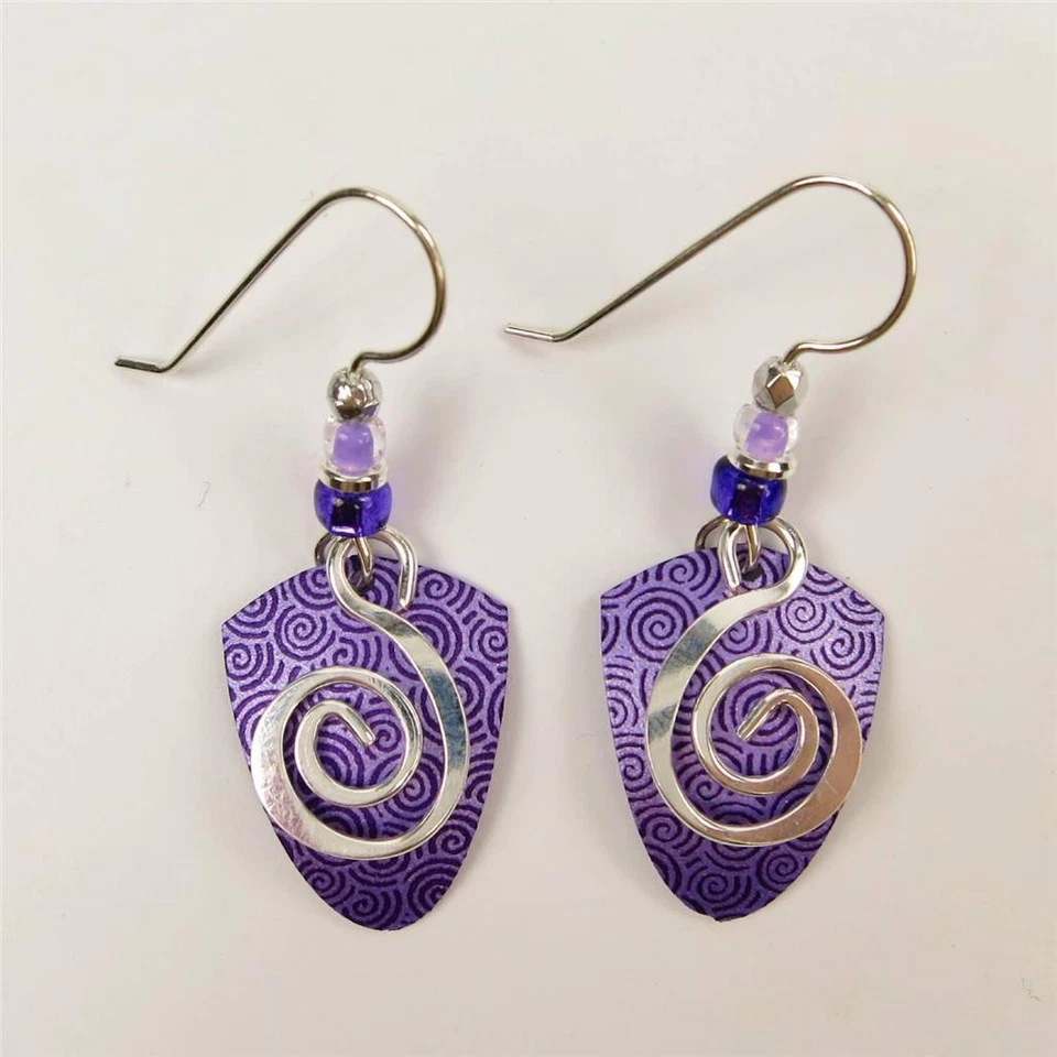 Pendientes Adajio Escudo Violeta con Brillante Tono Plata Espiral Hechos a Mano en EE. UU. Foto 3 de 4
