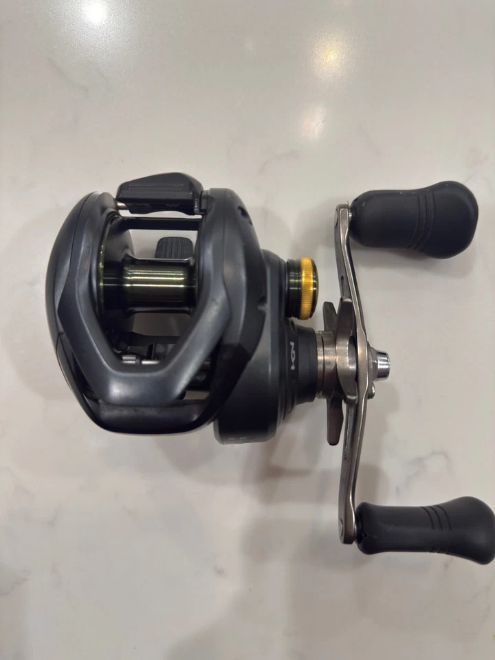 Carrete de baitcast de bajo perfil Shimano CU301HGK Curado Foto 3 de 3