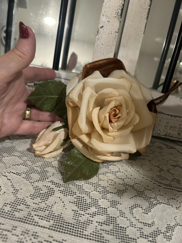 Prendedor ramillete grande rosa seda de colección 6" beige rosa terciopelo pétalos con brote y hojas Foto 2 de 4