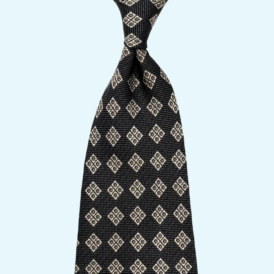 Gravata Trussardi Action preta -Branca micro quadrados padrão geométrico seda Itália gravata - Imagem 3 de 4