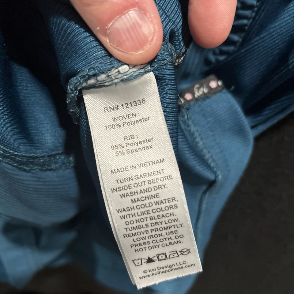 Koi Lite Feminino Tamanho M Blusa Esfoliante Dobby Azul Marinho Rosa Zíper Duplo Bolsos V - Imagem 4 de 4