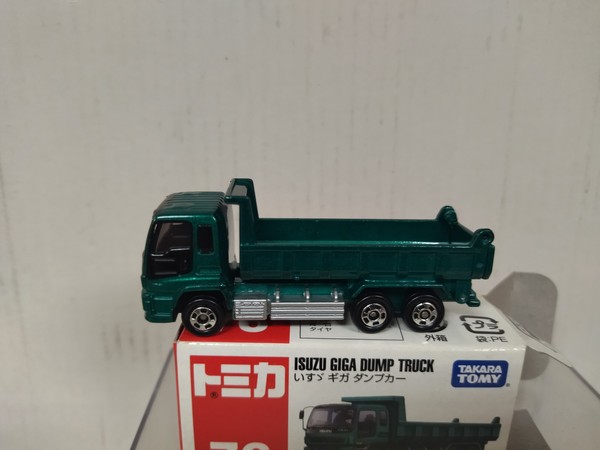 ISUZU GIGA DUMP TRUCK apx 1:64 TOMICA 76