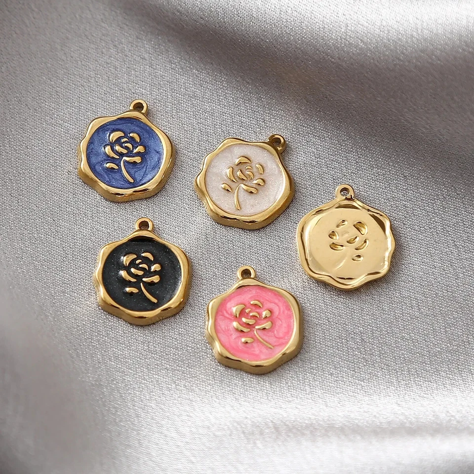 Colgante con dije de flor de rosa esmaltado de acero inoxidable chapado en oro de 10 piezas 15x18 mm Foto 2 de 3