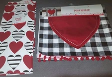 NWT Black White Red Heart Valentine's Day Table Runner & 3 Hand Towels