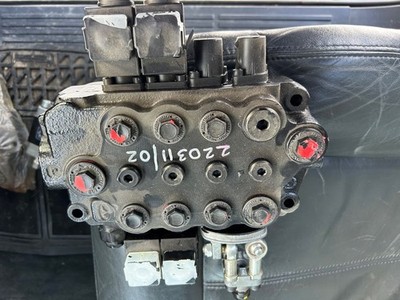 Walvoil SDM 100/4 Hydraulic control valve 4 Spool with manual input.