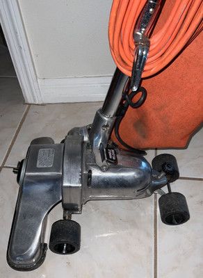 ROYAL COMMERCIAL VACUUM CLEANER 18 inch wide )used