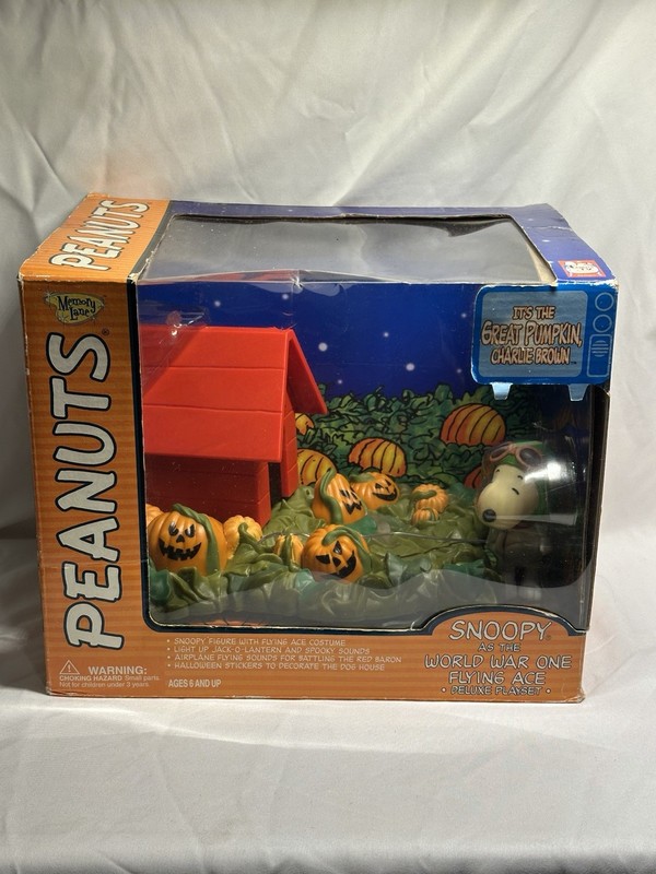 MEMORY LANE PEANUTS THE THE GREAT PUMPKIN CHARLIE BROWN FLYING ACE DELUXE SET