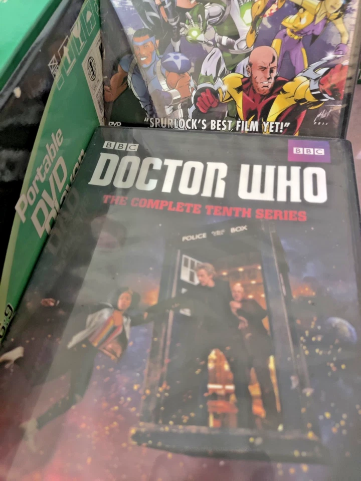 Reproductor de DVD Cyberhome 7" probado + 4 DVD NUEVOS - Doctor Who/Speed Racer - Deus Ex Foto 4 de 4