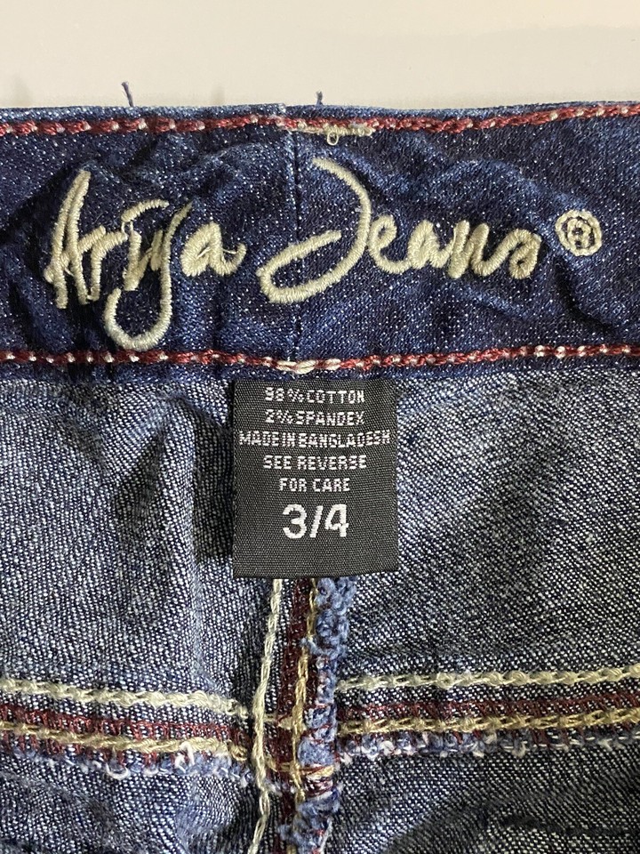 ARIYA JEANS Women's Dark Wash Cuffed Denim Destroyed Shorts Size 3/4