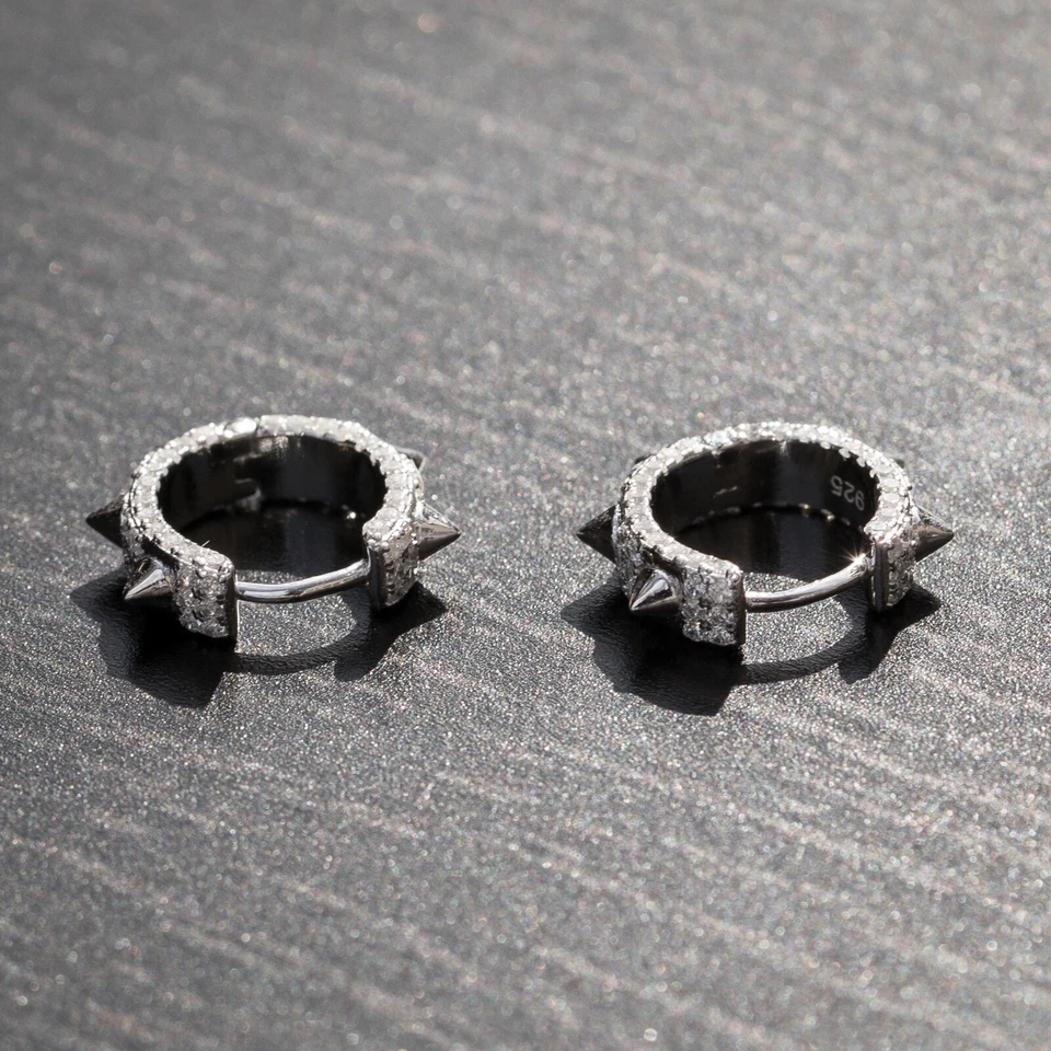 Pendientes de aro de espiga pequeña circonita cúbica de plata de ley 925 enchapados en oro blanco completamente helado Foto 4 de 4