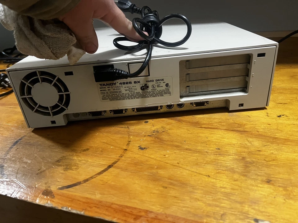 Disco duro Tandy 4825SX 486 arranca a la bios SIN DISCO DURO NI MONITOR Foto 2 de 4