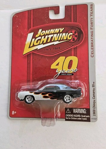 Chevy Camaro SS 1969 Johnny Lightning 40 AÑOS NEGRO/LLAMAS 5 SP RUEDAS CROMADAS - Imagen 1 de 11