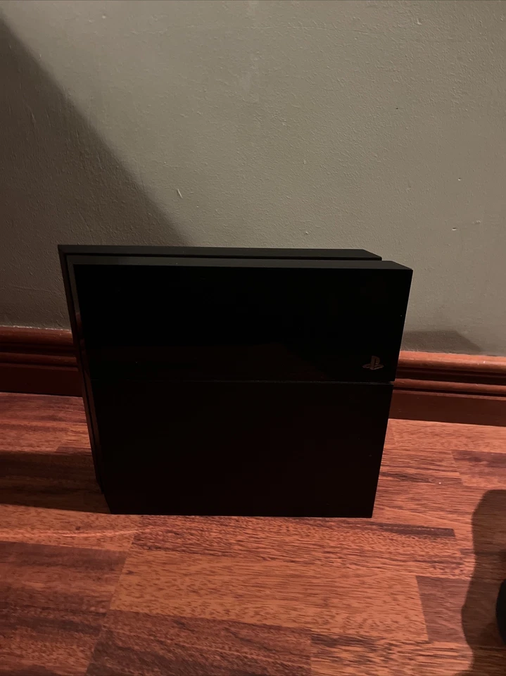 Sony PlayStation 4, photo 2 of 5