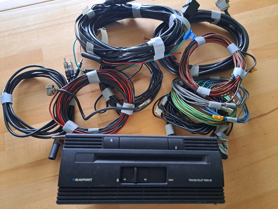 GPS & Navigationsgeräte Fa. Blaupunkt mit verschiedenen Anschlusskabeln - Bild 2 von 2