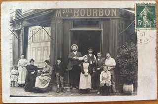 CARTE PHOTO 1907; Devanture petit commerce Maison Bourbon à PARIS & Personnel