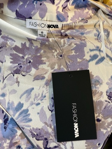 Mameluco floral Fashion Nova nuevo con etiquetas talla pequeña lila/blanco - Imagen 3 de 17