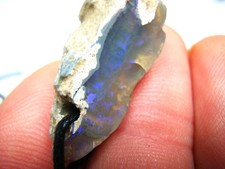 SCHWARZOPAL Nobby mit blauem EDELOPAL aus Australien gebohrt am Band