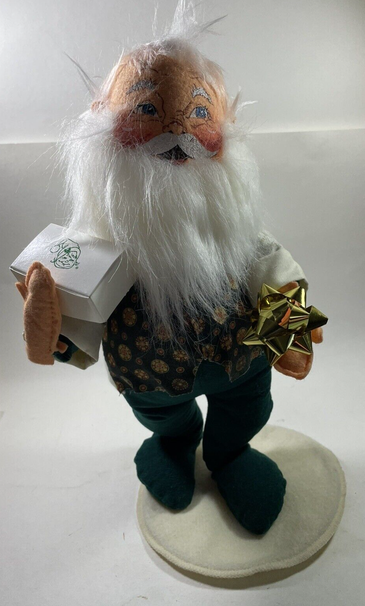 Annalee Mobilitee Dolls 1999 Santa with Gift and Bow 12  display picture 1
