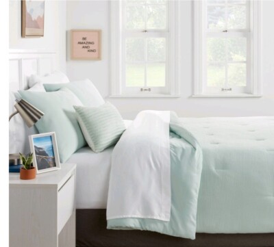 Full Queen Microfiber Micro Texture Comforter Light Green, Brand New!