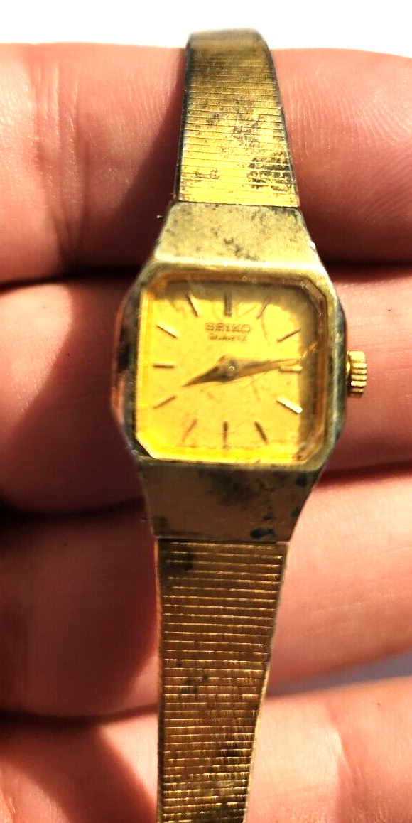 Vintage SEIKO QUARTZ Womans Wristwatch 453252 for parts or repair