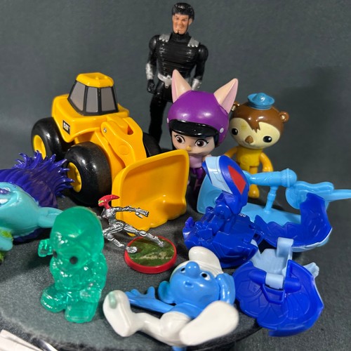 Lot Of Various Toys Action Figures Trolls DC Arrow Octonauts TOTS Bakugan Smurf - Picture 4 of 16