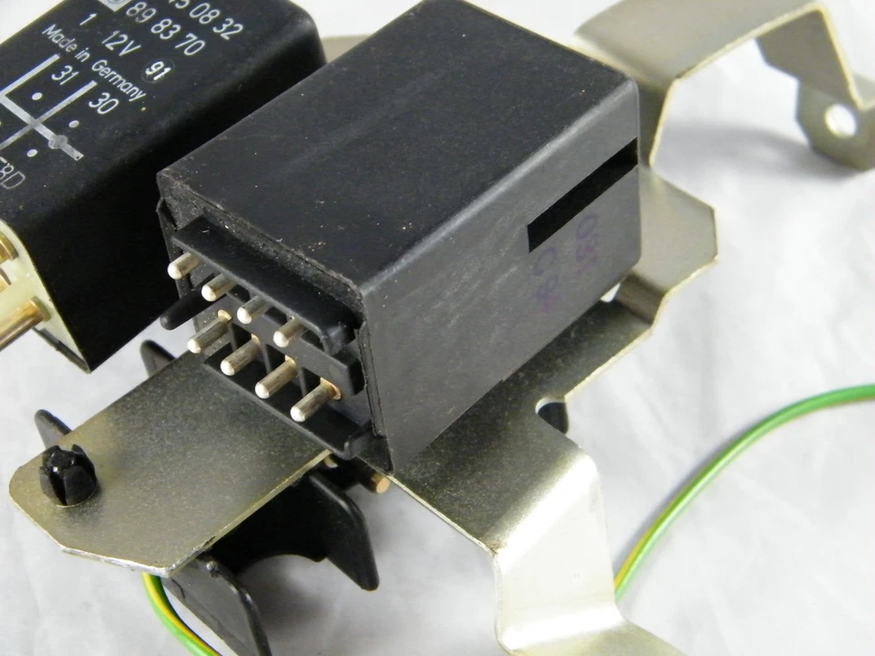 1991 MERCEDES BENZ 300E OEM SEATBELT WARNING & LIGHT CONTROL RELAYS + DASH TERMI - Image 3 of 4