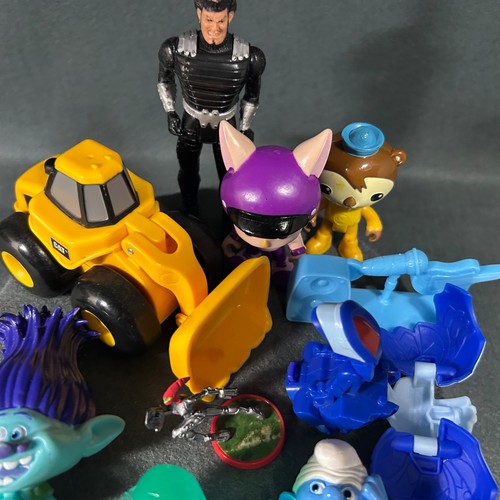 Lot Of Various Toys Action Figures Trolls DC Arrow Octonauts TOTS Bakugan Smurf - Picture 5 of 16
