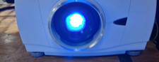 Projecteur home cinéma Christie Vivid LX33. fonctionne MAIS REMPLACER LA LAMPE LUMIÈRE EST ALLUMÉE.