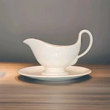 Vintage Wedgwood Etruria & Barlaston Edme Ribbed Gravy Boat Attached Underplate