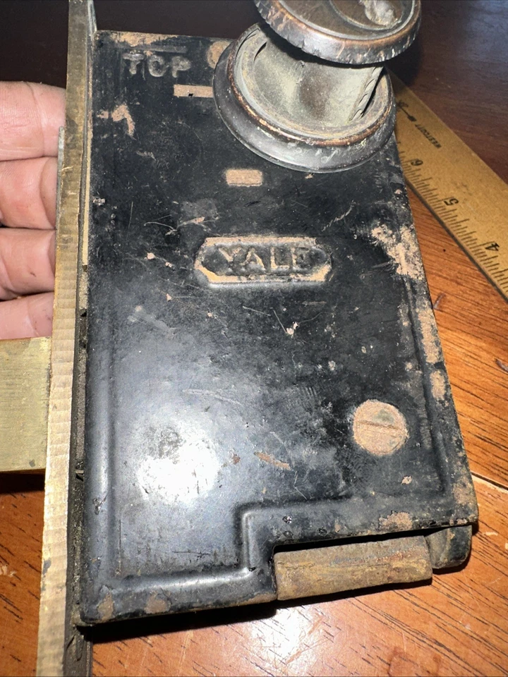 Antiguo cuerpo de hierro fundido Yale cara de bronce fundido perno muerto cerradura de mortaja usado Foto 3 de 4