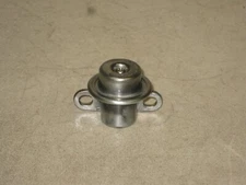 Toyota 1.5L 1.8L Fuel Injection Pressure Regulator Pulsation Damper 23270-11010