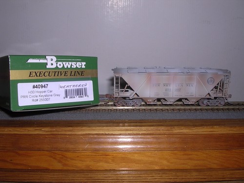 BOWSER #40946 P.R.R. Coche "Gris" H-30 3 bahías Cov.Hopper #254990 Weath. H.O. 1/87 | Zustand: New