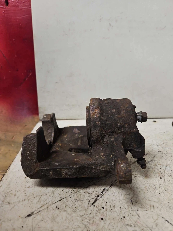 06-18 TOYOTA RAV-4 Pinza de freno trasera derecha sin pastillas lado del pasajero Rh OEM Foto 4 de 4