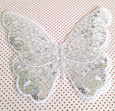 Papillon blanc en sequins thermocollant en dentelle organza.  Largeur 15,00 cm.