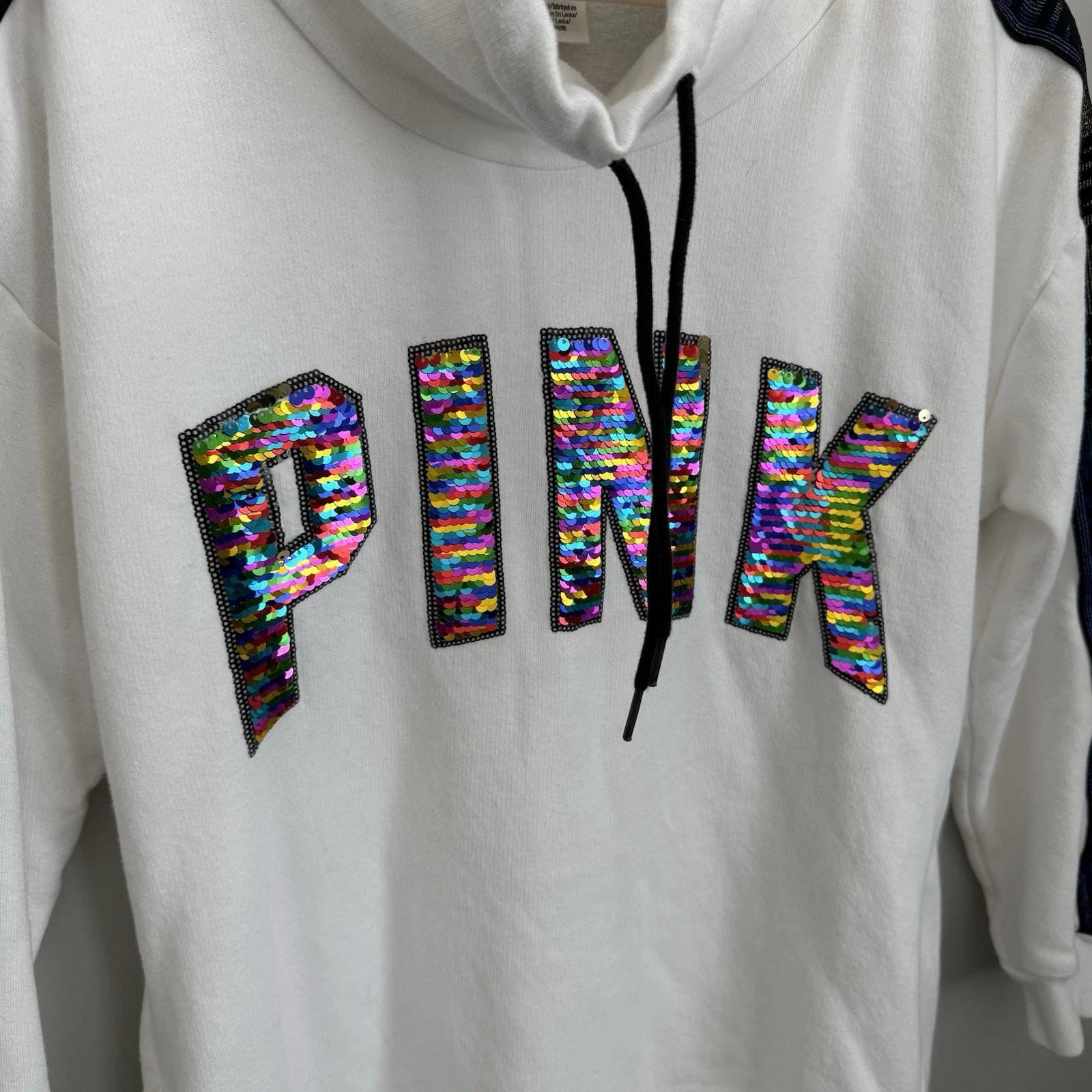 UNDERCOVER FELPA CON CAPPUCCIO MAGLIONE BLING VICTORIA SECRET ROSA COLLO CAPPUCCIO SFILATA MODA ARCOBALENO PAILLETTES