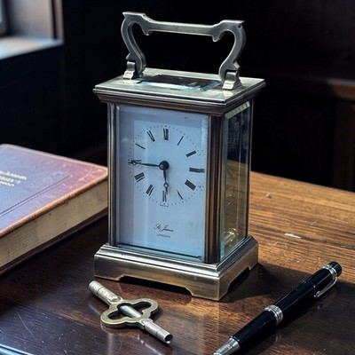 Messing Kutschenuhr, dickes Glas mit abgeschrägtem Rand. Mit Schlüssel, tickt schön weg