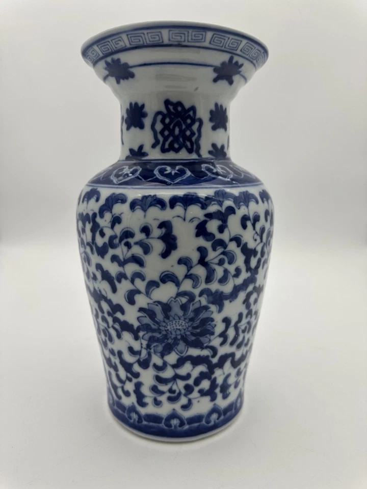 20th Century Antique Chinese Blue and White Ming Dynasty Style Vase - Image 2 of 4