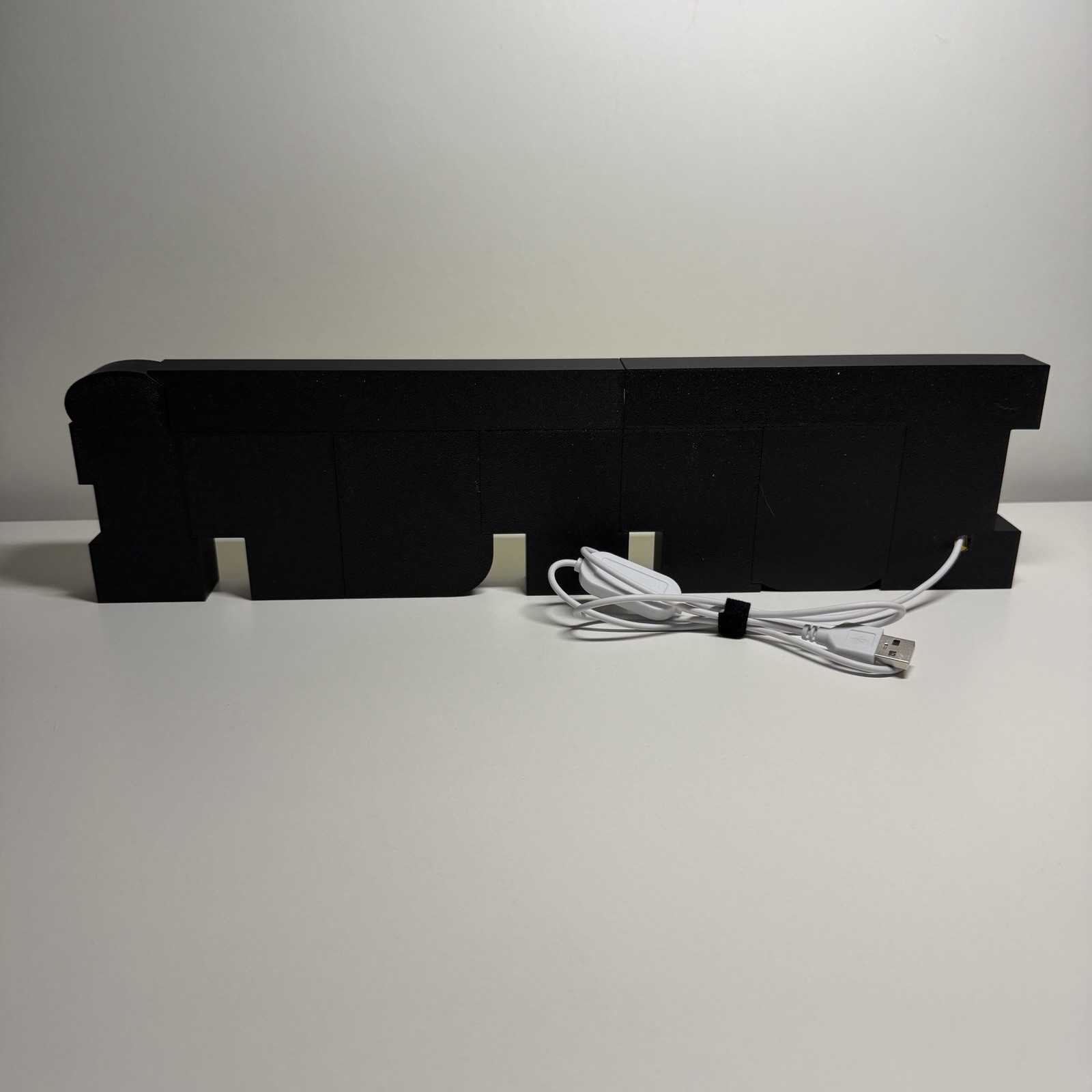 Lampe LED Ferrari basse consommation eclairage sans reflets pour bureau
