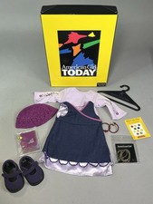 Conjunto y accesorios de jersey de mezclilla American Girl completos nuevos en caja retirados 2001
